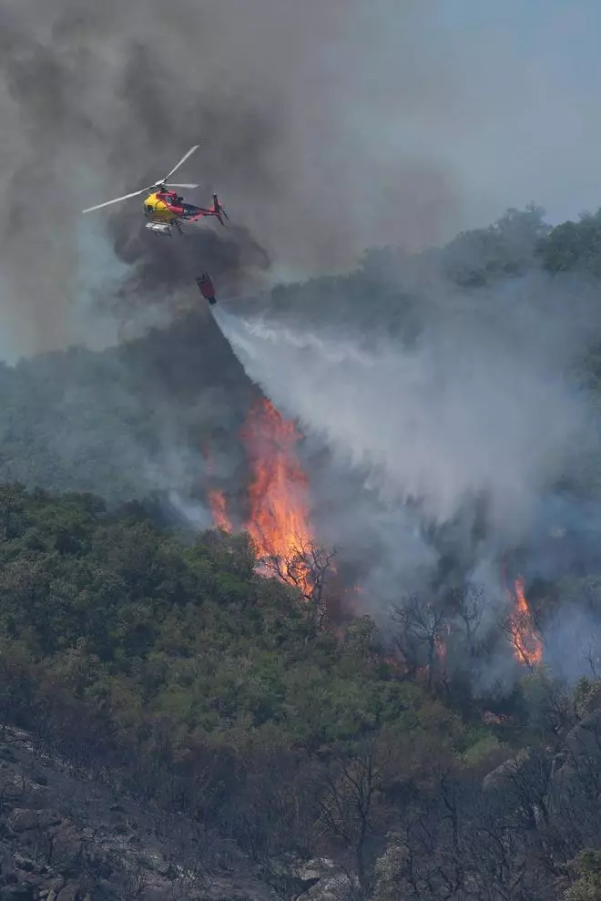 Galeria de fotos: l'incendi de les Gavarres calcina una casa a Calonge