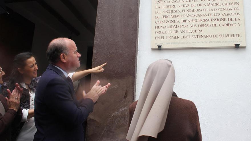 Barón junto a la Madre Teresa, tras descubrir la nueva placa.