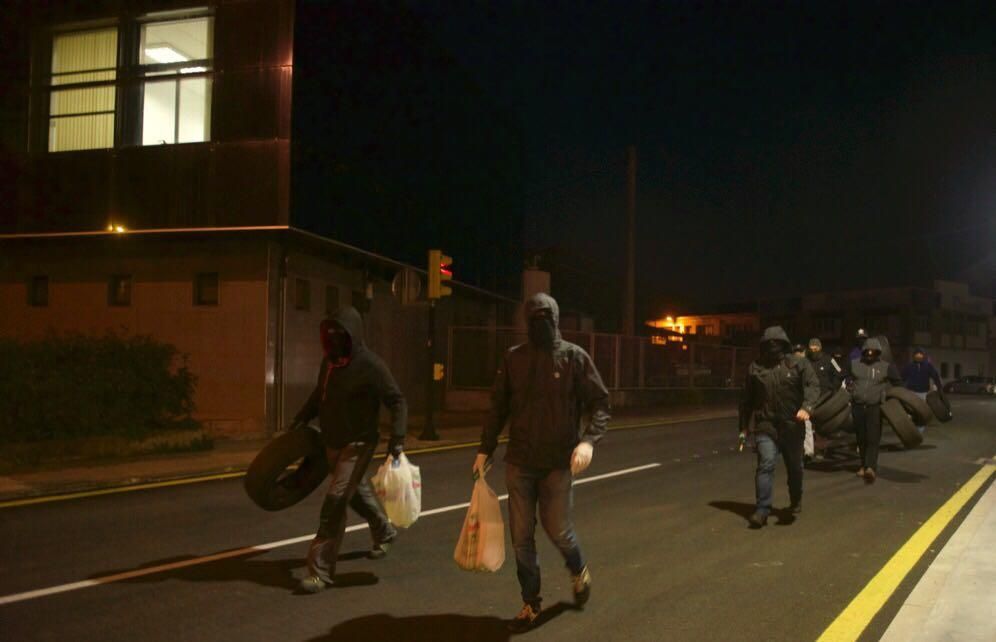 Barricada de trabajadores de la empresa Vauste, antigua Tenneco, en Gijón