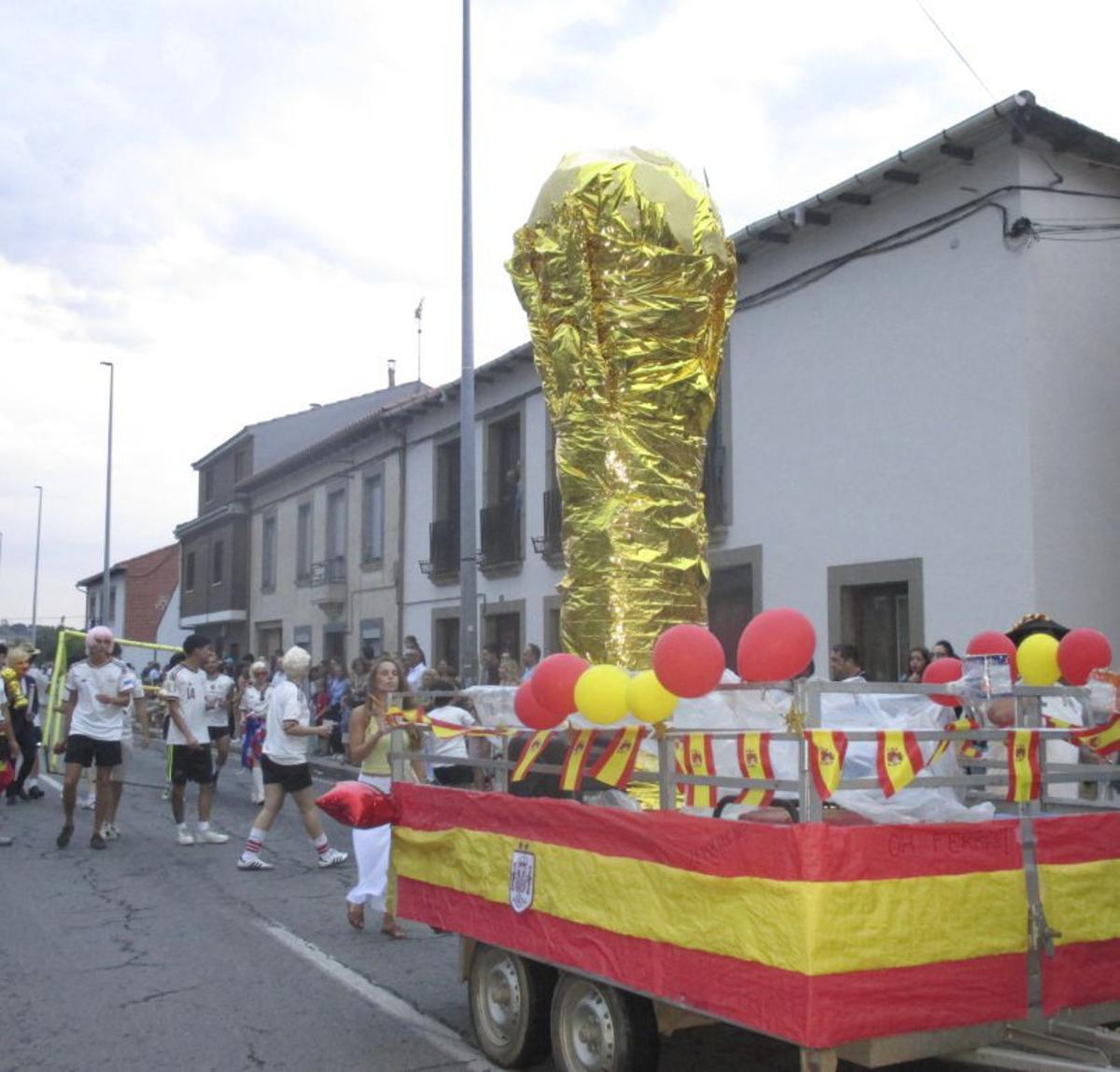 La Copa del Mundo pasea en carroza en Camarzana de Tera. | C. F.