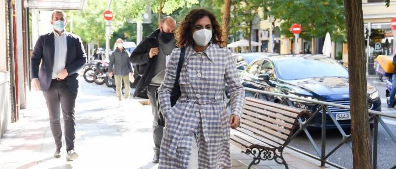 María Jesús Montero, ayer, antes de entrar en la reunión en Ferraz. | // GUSTAVO VALIENTE