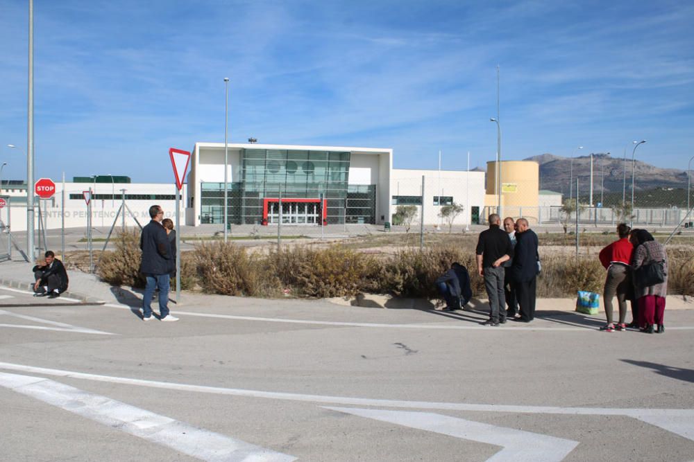 Los familiares de los inmigrantes irregulares internados en el Centro Penitenciario Málaga II, situado en Archidona, se agolpan cada día a las puertas de la prisión