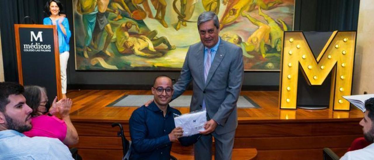 Faya Semidán Mederos, junto al presidente del Colegio Oficial de Médicos de Las Palmas, Pedro Cabrera, en el acto de reconocimiento a los nuevos graduados. | | LP/DLP