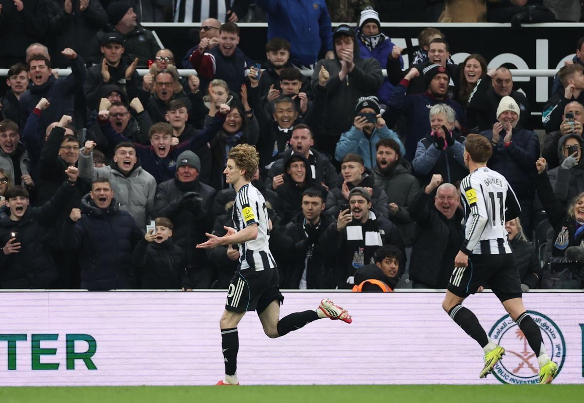 Anthony Gordon celebra su gol ante el United
