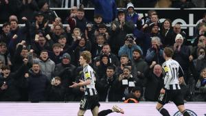 Anthony Gordon celebra su gol ante el United