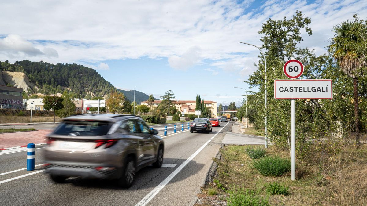 Vehicles circulant per la C-55 pel tram que travessa per dins de Castellgalí