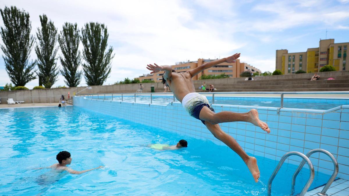Un joven salta a la pisicina en una imagen de archivo.