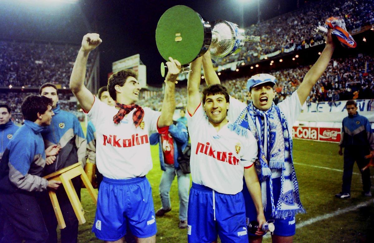El exdelantero zaragocista, con la Copa de 1994 junto a Gay y García Sanjuán.