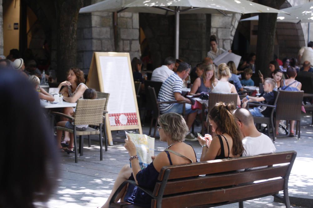 Turistes al Barri Vell de Girona el dia 1 d''agost