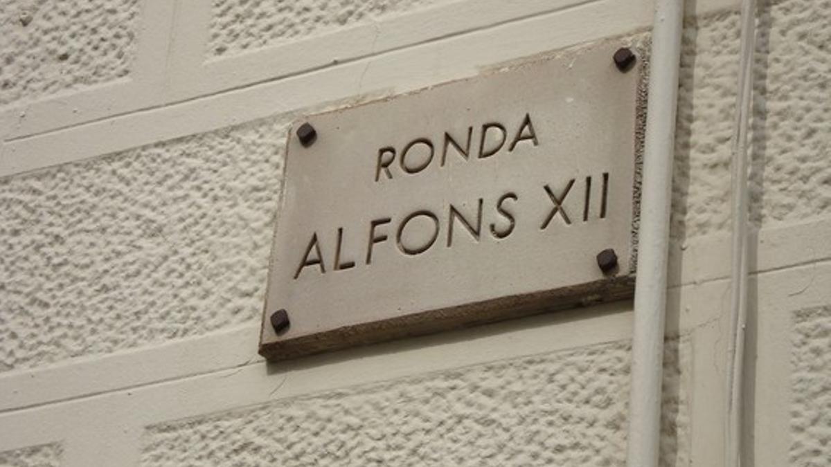 La placa que identifica la Ronda Alfons XII, en Mataró.