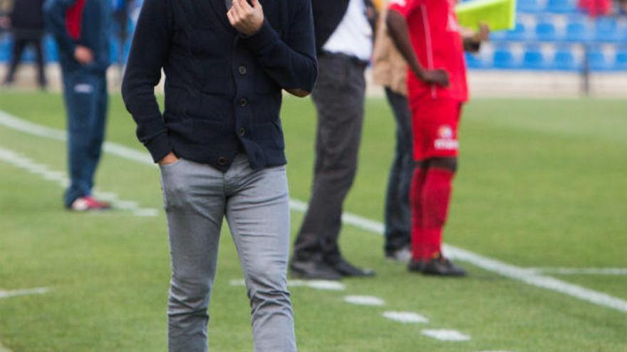 El técnico del Hércules, Manolo Herrero, pensativo en el Rico Pérez.