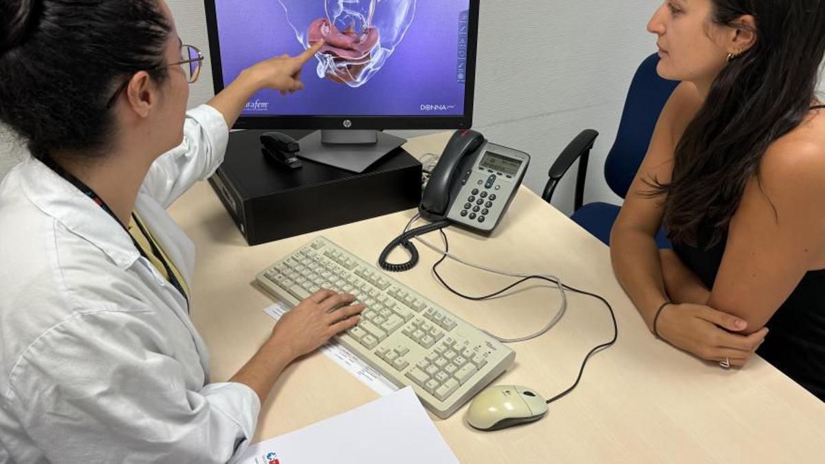 Irene Coronado junto a una paciente en la consulta accesible de ginecología del Hospital Universitario Infanta Cristina de Parla, Madrid.