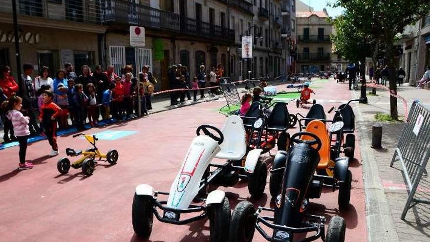 Algunos de los karts para los niños en la calle Méndez Núñez. // G.N.