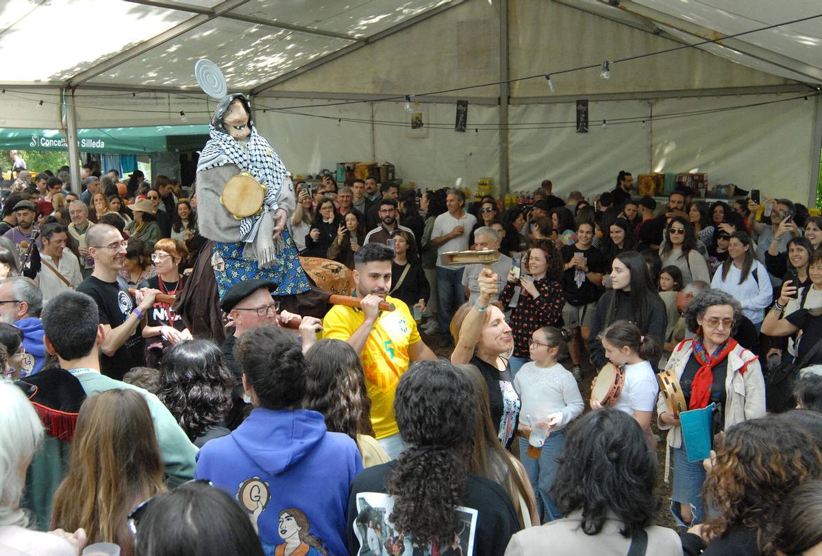 O mosteiro e o seu entorno ateigáronse de "devotos" da Santa Ferreña. O mosteiro e o seu entorno ateigáronse de "devotos" da Santa Ferreña.