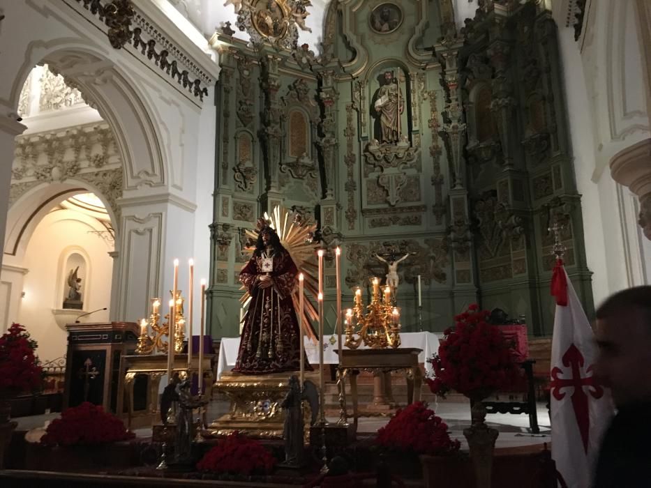 Cientos de malagueños acuden a rendirle devoción al Cristo de Medinaceli pese a la lluvia.