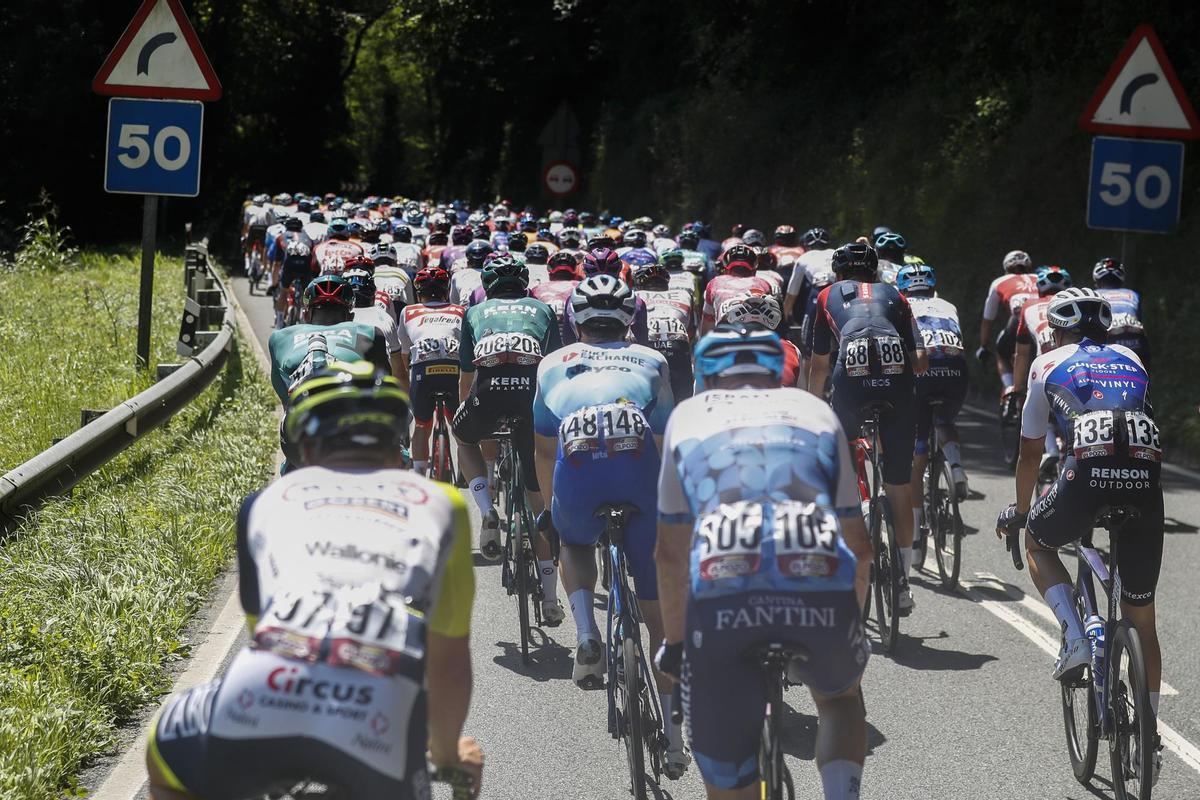 IRÚN, 23/08/2022.- El pelotón durante el transcurso de la quinta etapa d ela Vuelta Ciclista España disputada, este miércoles, entre Irún y Bilbao con 187,2 km de recorrido. EFE/Javier Lizón