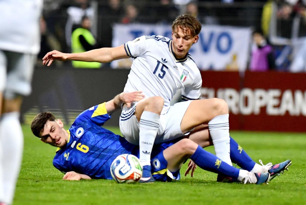 Benjamin Tahirovic (abajo), de Bosnia y Herzegovina, en acción frente a Pio Esposito, de Italia, durante el partido de la repesca europea para la Copa Mundial de la FIFA 2026 entre Bosnia y Herzegovina e Italia, celebrado en Zenica, Bosnia y Herzegovina, el 31 de marzo de 2026. (Mundial de Fútbol, Bosnia y Herzegovina, Italia) EFE/EPA/NIDAL SALJIC