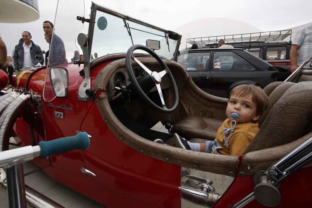 Concentración de coches clásicos en el Niemeyer