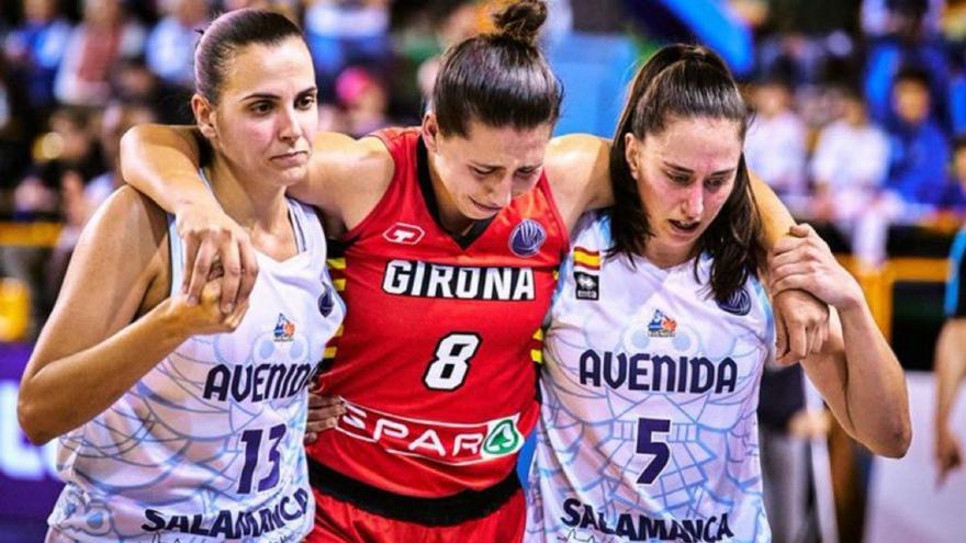 Araújo abandona la pista de Salamanca ayudada por dos rivales. // FIBA