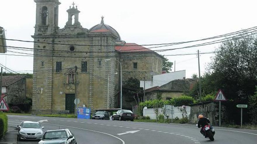 Carretera N-VI a su paso por la zona de A Angustia. Al fondo, el santuario del mismo nombre. / juan varela