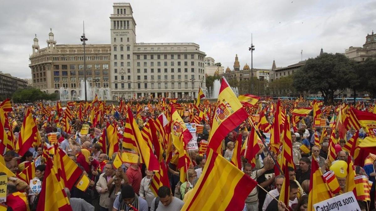 La manifestación deñ 12 octubre del 2012 en la plaza Catalunya conmemorativa del Día de la Hispanidad.