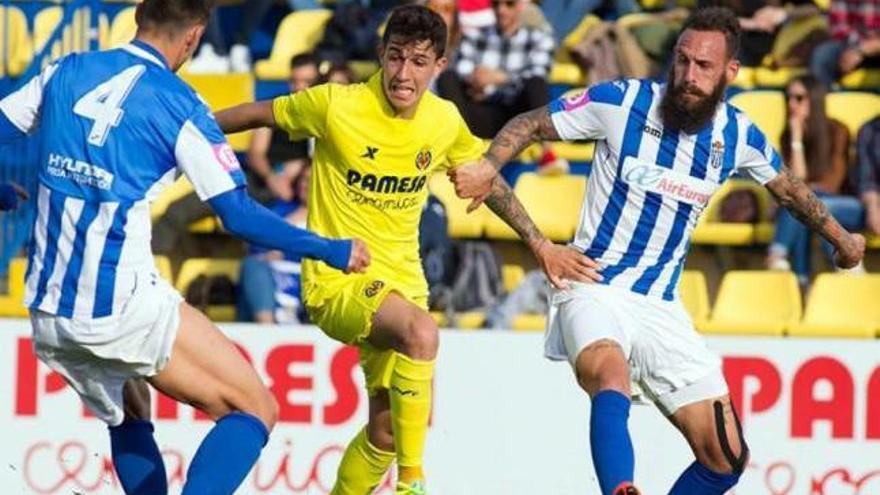 David Prieto y Joan Vich presionan a un jugador del Villarreal.