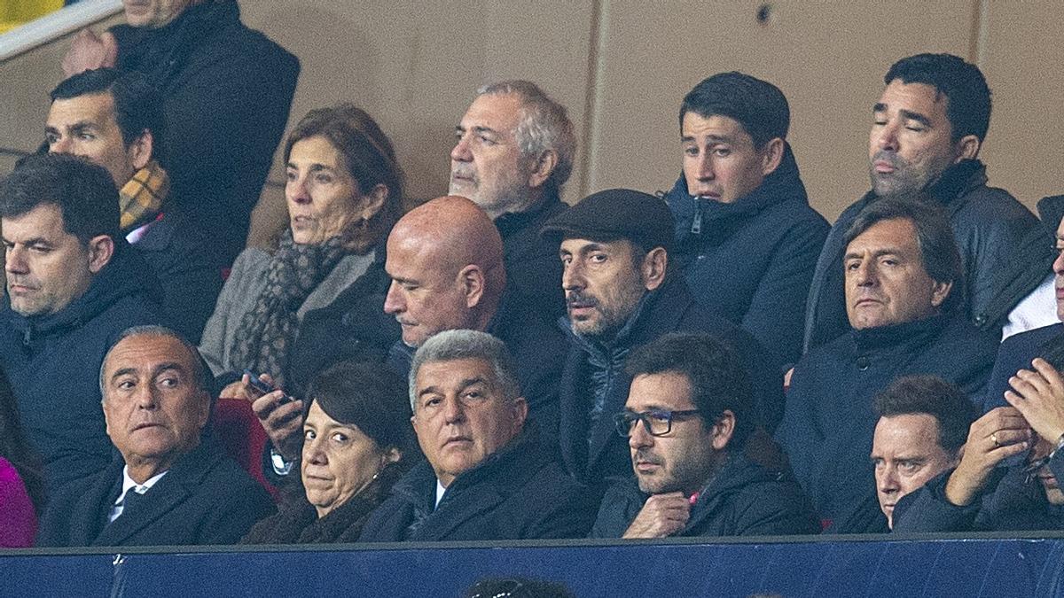 Laporta mira hacia la grada de animación, con Deco, director deportivo, y Bojan, miembro de la dirección deportiva, en Montjuïc durante el Barça-Villarreal.