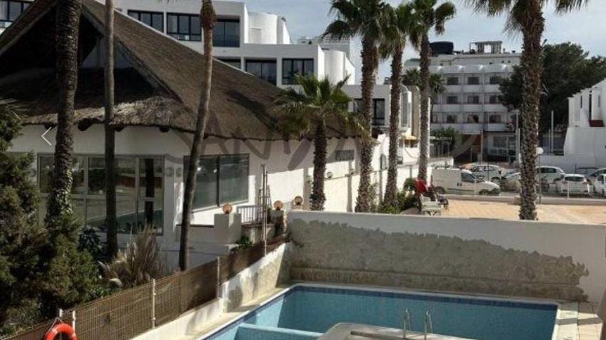 La casa está en una urbanización con piscina comunitaria