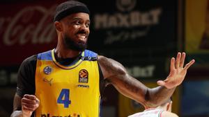 Lorenzo Brown, en un partido con Maccabi