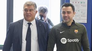 Laporta y Xavi el pasado 24 de abril, en la rueda de prensa que dieron en la Ciutat Esportiva Joan Gamper