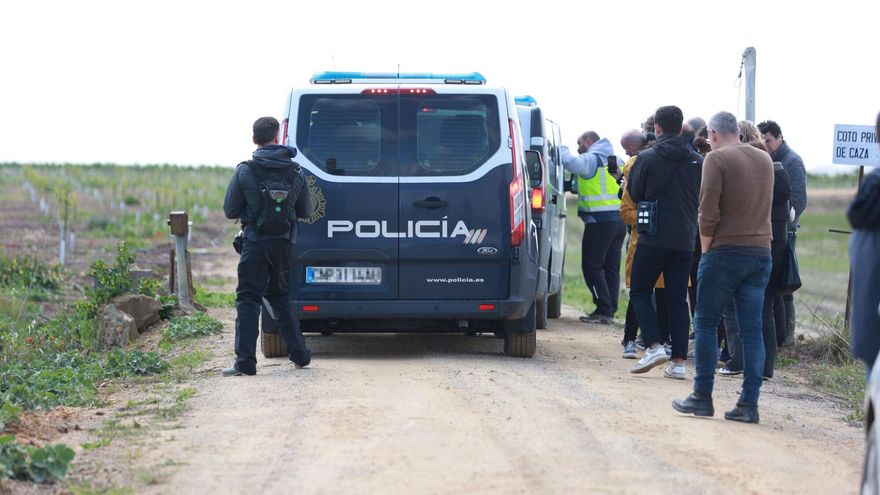 El subdelegado del Gobierno en Sevilla, Francisco Toscano Rodero, ha explicado que dos de los tres varones fallecidos al derrumbarse el techo de una nave agrícola ubicada en Coria del Río (Sevilla)