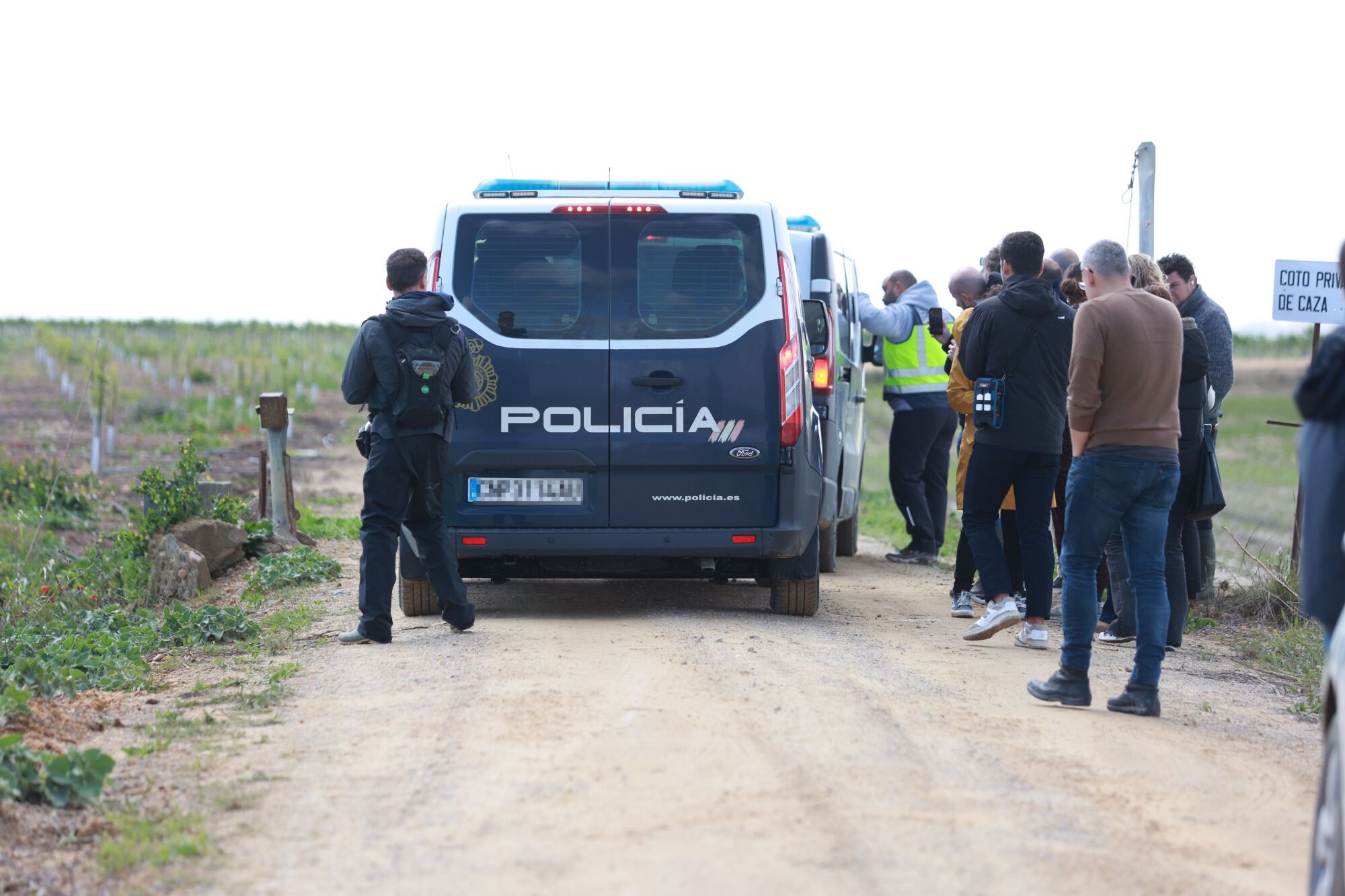 Agentes de la Policía Nacional llegan al derrumbe de una nave agrícola en la cual tres trabajadores han perdido la vida, a 4 de abril de 2025 en Sevilla (Andalucía, España). La Consejería de Salud de la Junta de Andalucía ha confirmado la muerte de tres personas en el grave accidente acontecido la mañana de este viernes en Coria del Río, donde la estructura de una nave agrícola habría sufrido un derrumbe como consecuencia de las fuertes rachas de viento y las intensas precipitaciones, en esta jornada de aviso amarillo por inclemencias meteorológicas. 04 ABRIL 2025 Rocío Ruz / Europa Press 04/04/2025. Rocío Ruz;category_code_new;
