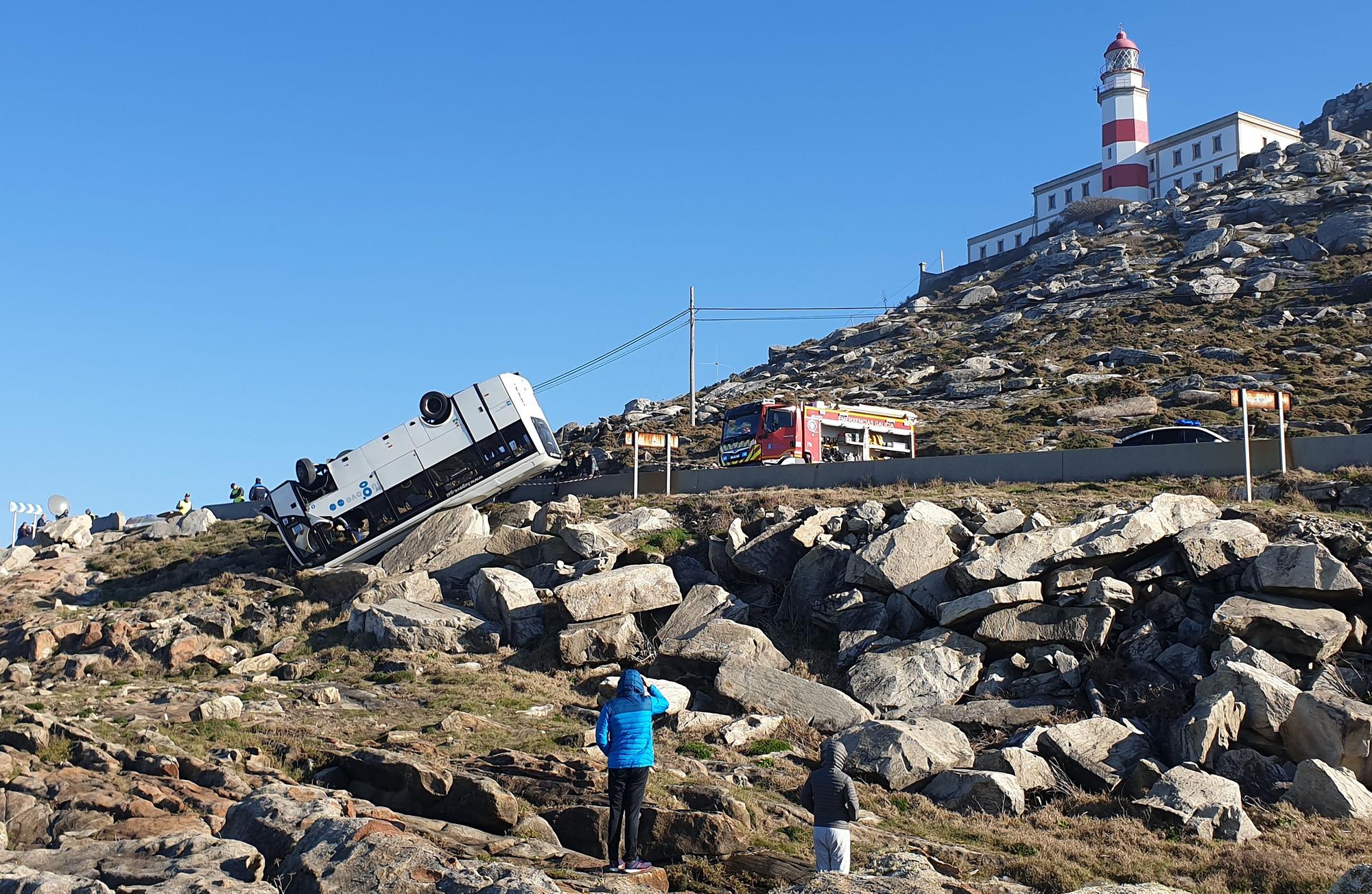 Un microbús vuelca sobre las rocas de cabo Silleiro