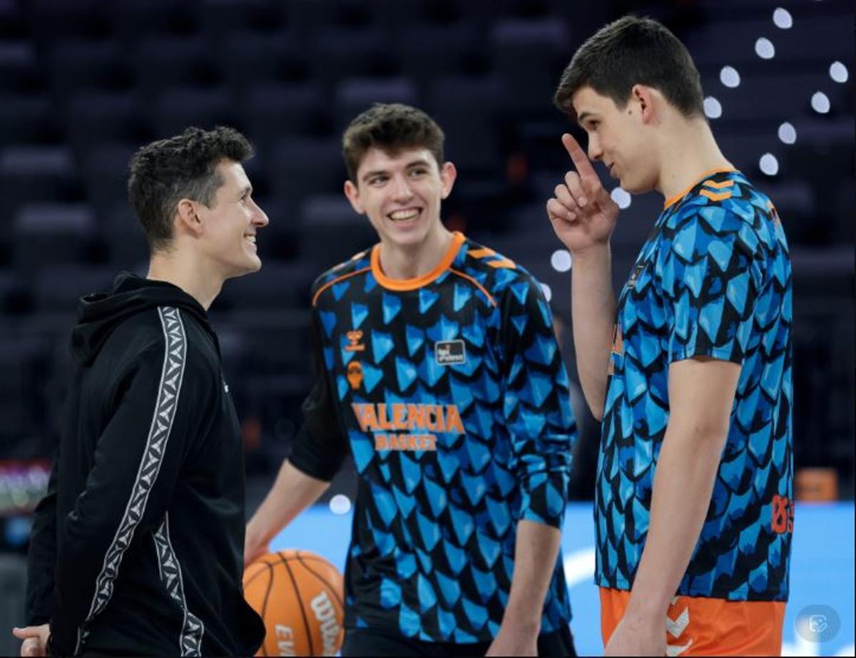 Jaime Pradilla y De Larrea, con el extaronja Rodrigo San Miguel, ahora en el cuerpo técnico del Zaragoza.