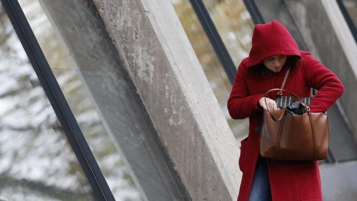 Una mujer se protege del frío.