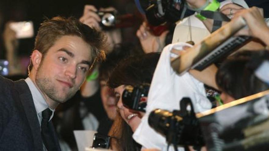 El actor Robert Pattinson, rodeado de cámaras y fans