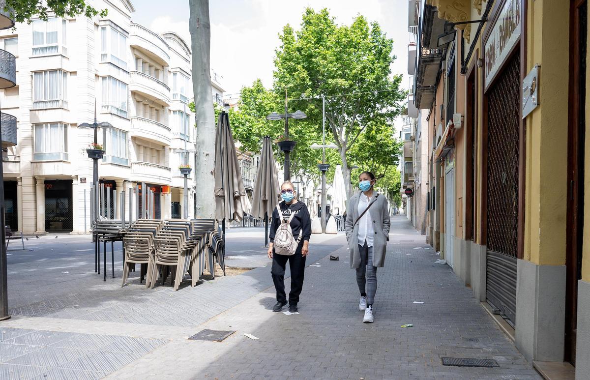 Imagen de dos mujeres en la Rambla de Vilanova tras el confinamiento por la nube tóxica