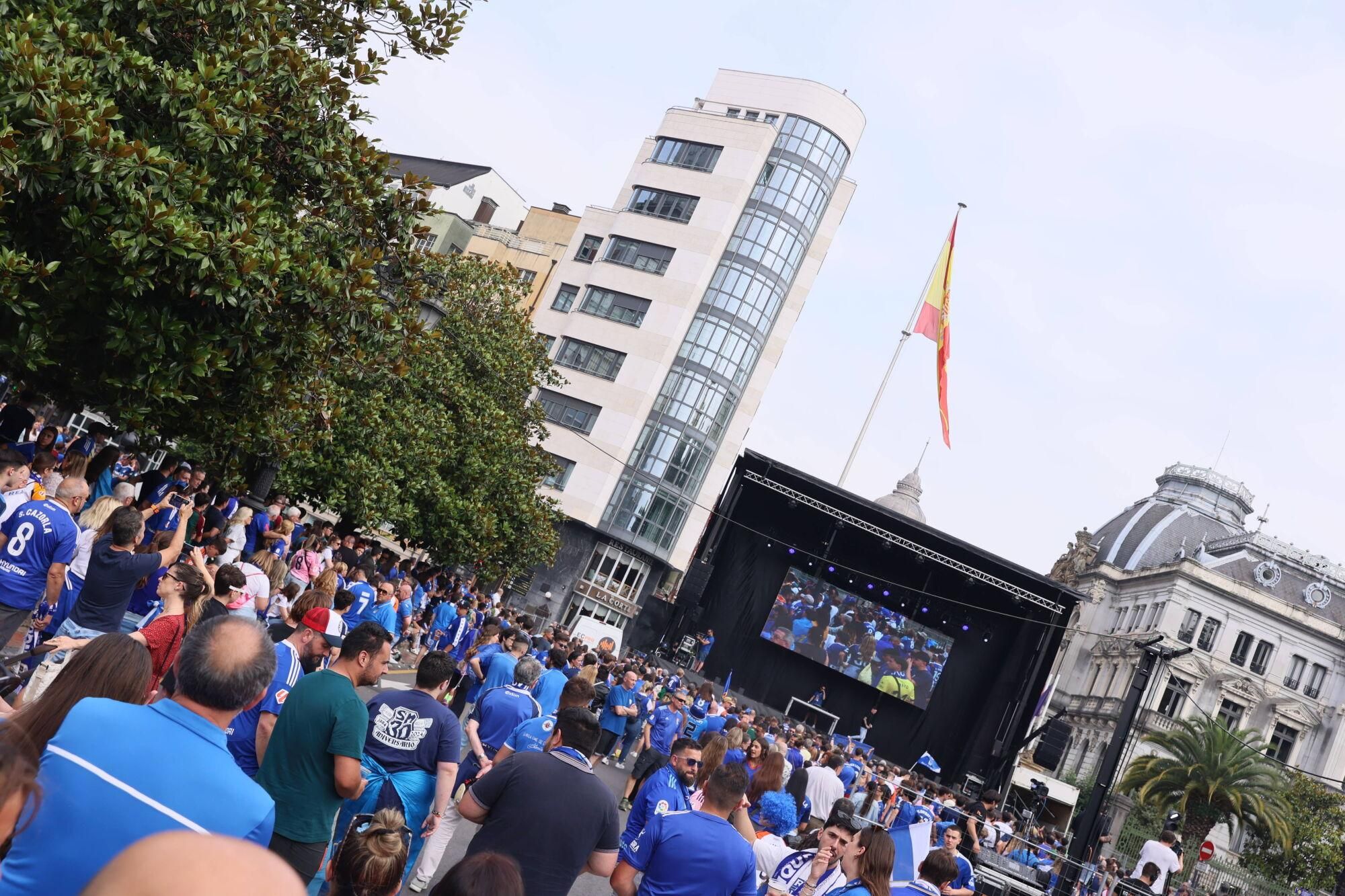 Locura azul en las calles de Oviedo para celebrar el ascenso del equipo a Primera División