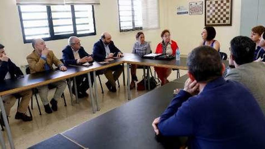 Un instante de la reunión mantenida ayer por miembros del Grupo municipal Popular con los vecinos de Colloto.