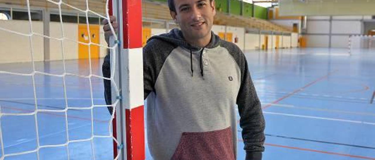 David González-Cutre junto a una portería en las instalaciones deportivas de la UMH.