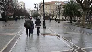 Hundimientos y baldosas sueltas: los peatones claman por el estado del pavimento de este céntrico paseo de Gijón que cada vez "va a peor"