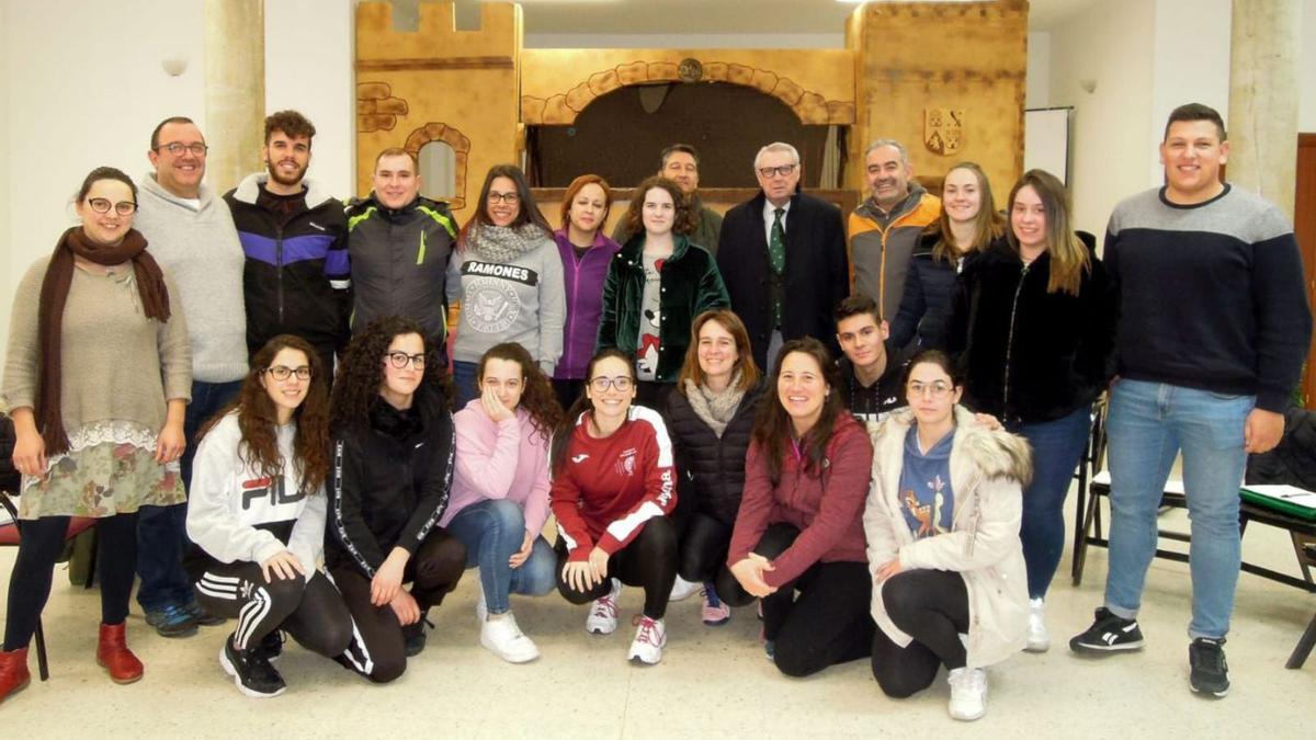 Jesús María Lorenzo junto a profesores y alumnos de un curso de monitores organizado por Adata. | Ch. S.