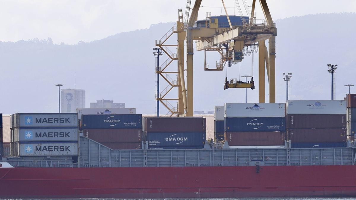 Estiba de un barco en la terminal de contenedores de El Musel