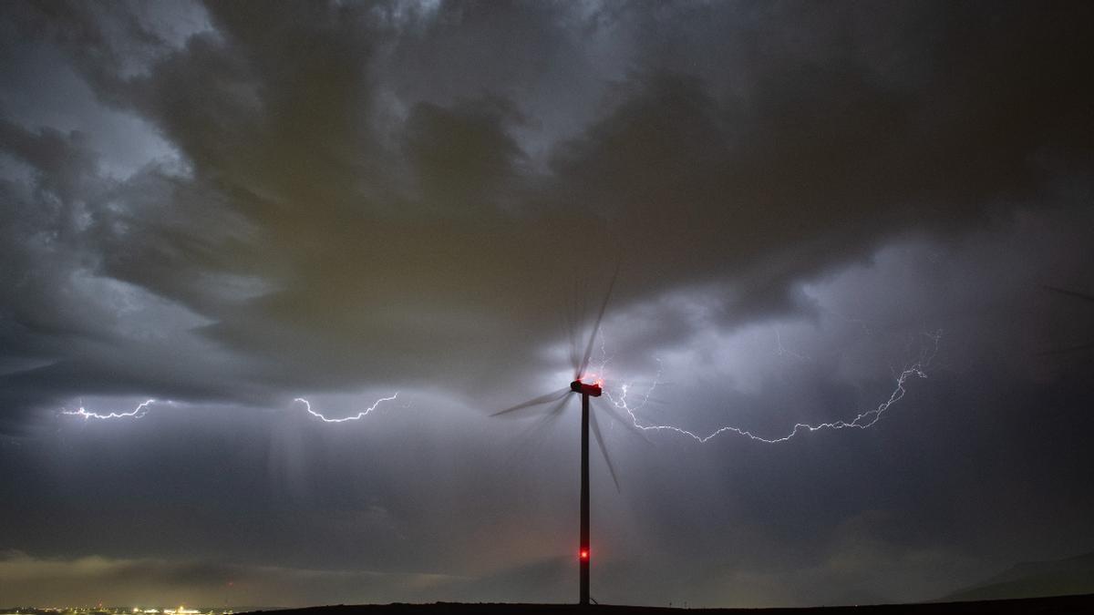 Aerogenerador en el municipio de Puerto del Rosario, durante una tormenta con aparato eléctrico.