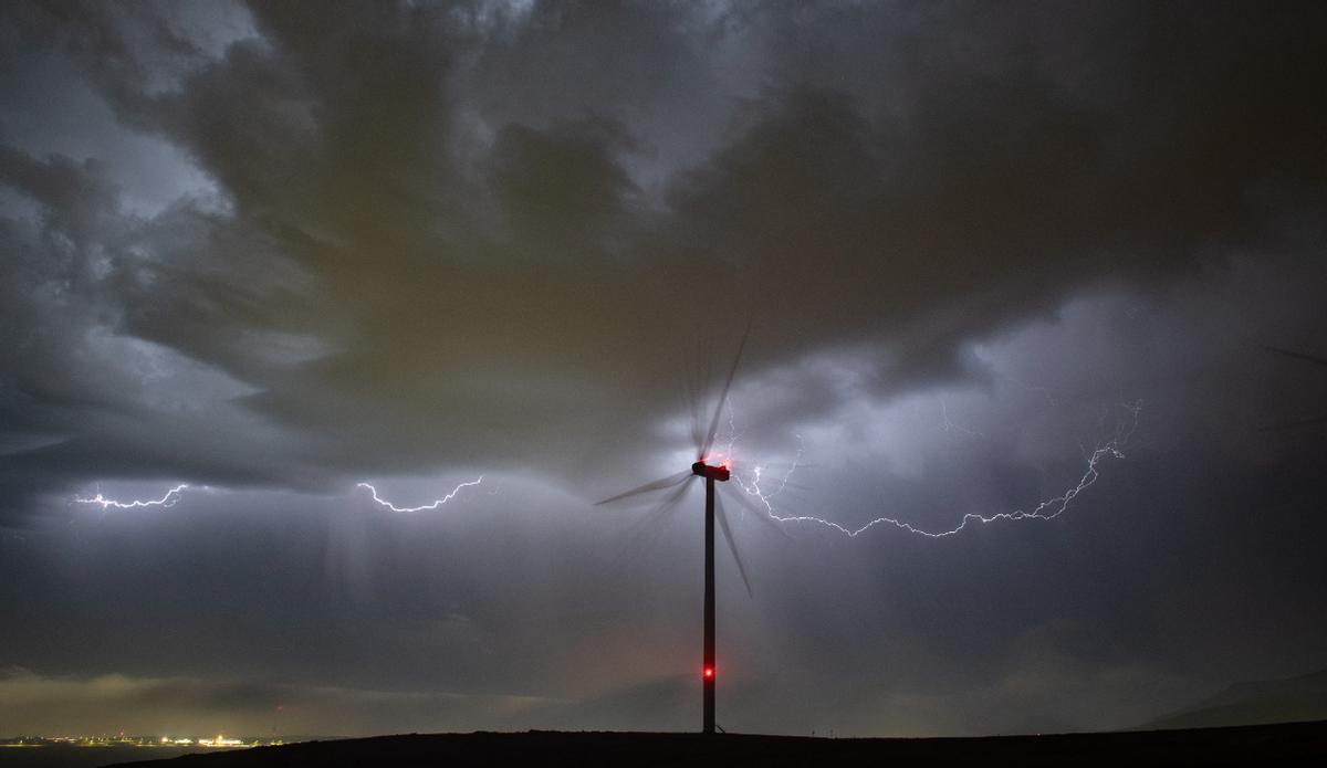 Aerogenerador en el municipio de Puerto del Rosario, durante una tormenta con aparato eléctrico.