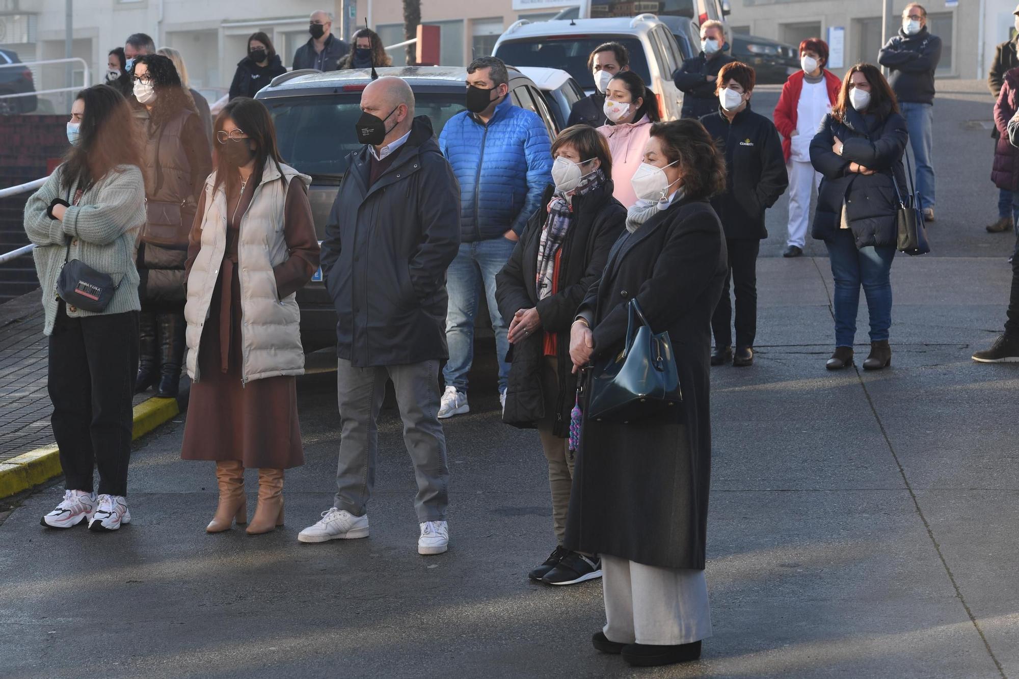 Un centenar de personas en la concentración por la víctima del crimen de Porzomillos