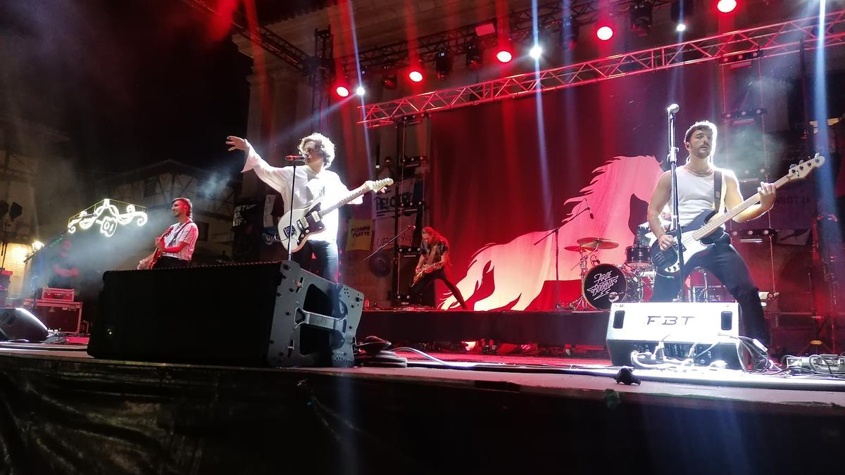 Los músicos de la banda Arde Bogotá, en su actuación en Toro