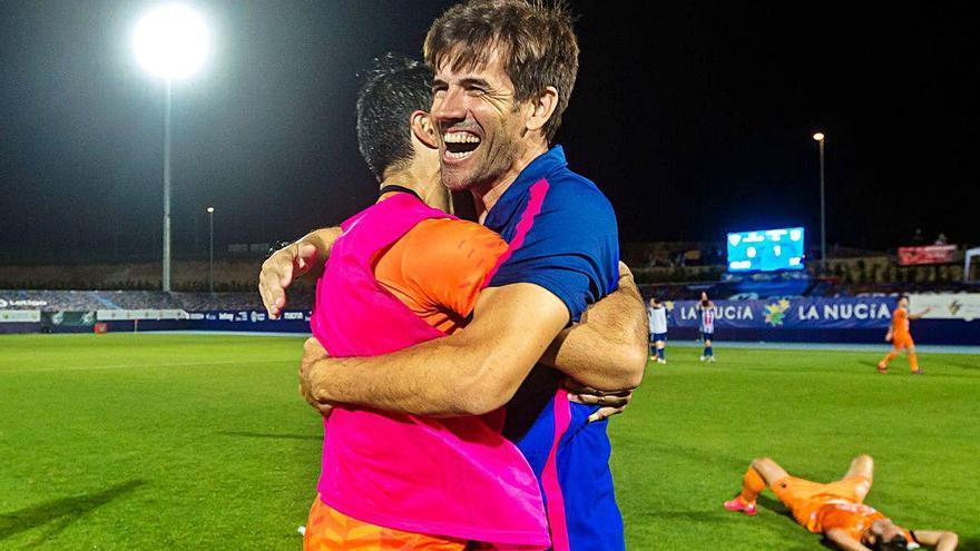 Albelda, entrenador del equipo «taronja», se abraza a un jugador.