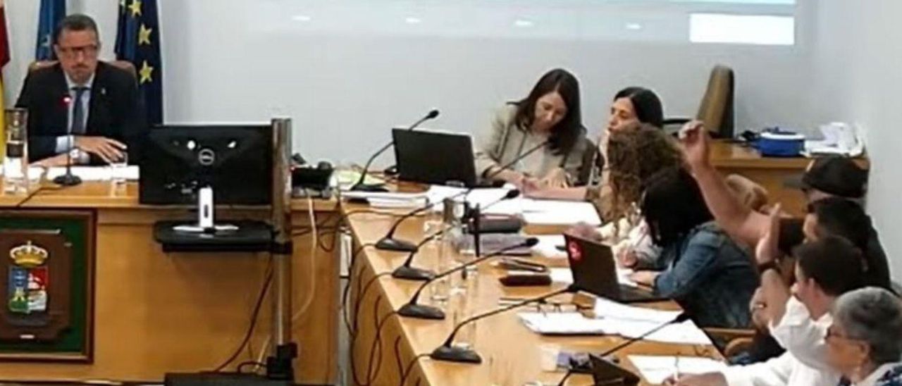El Alcalde, a la izquierda, se dirige a los grupos de la oposición tras una vtación durante de la sesión plenaria de ayer. | LNE