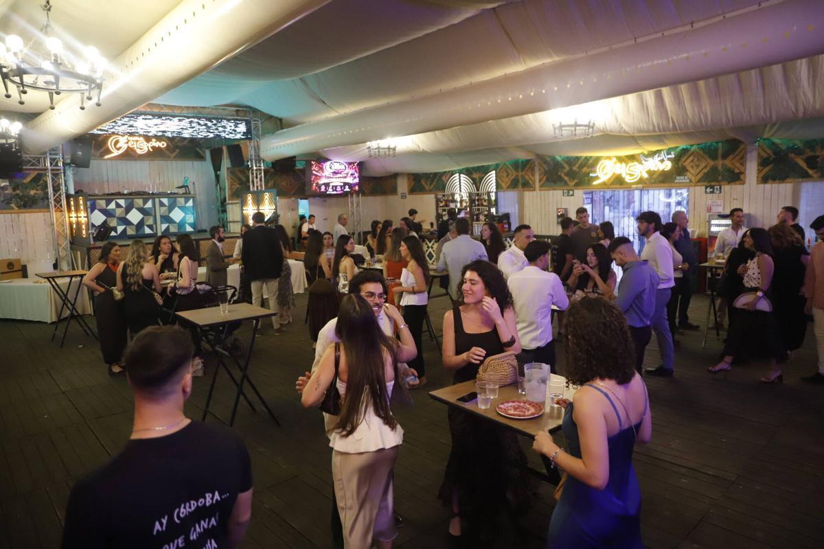 Los cordobeses disfrutan de la fiesta desde horas antes del encendido de la portada Los cordobeses disfrutan de la fiesta desde horas antes del encendido de la portada
